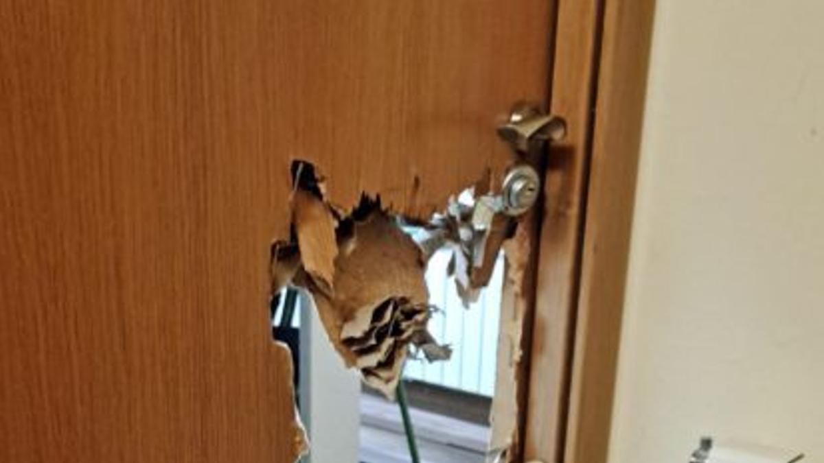 Una puerta reventada por ladrones