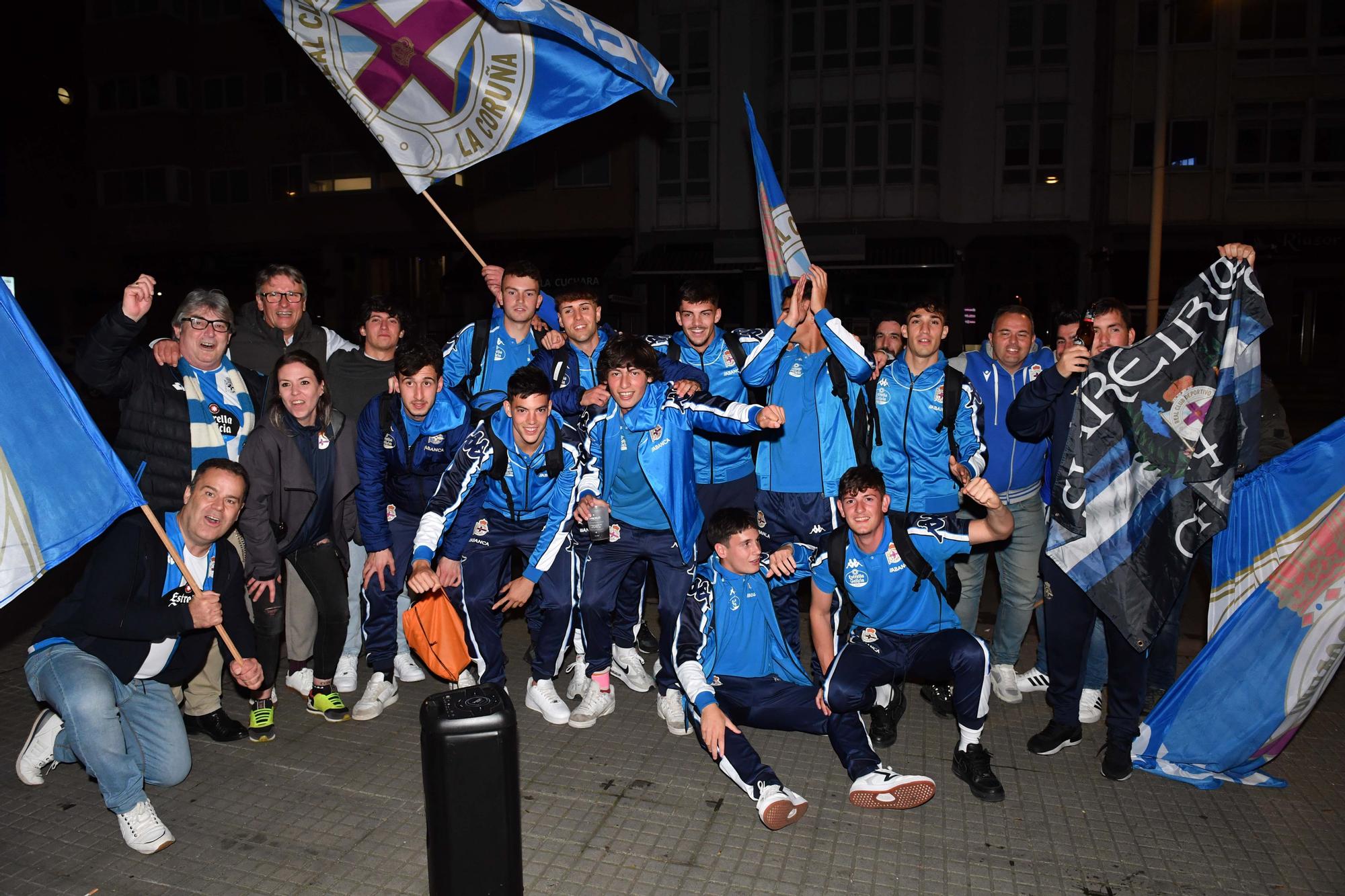 El Fabril celebra el ascenso a su llegada a Riazor