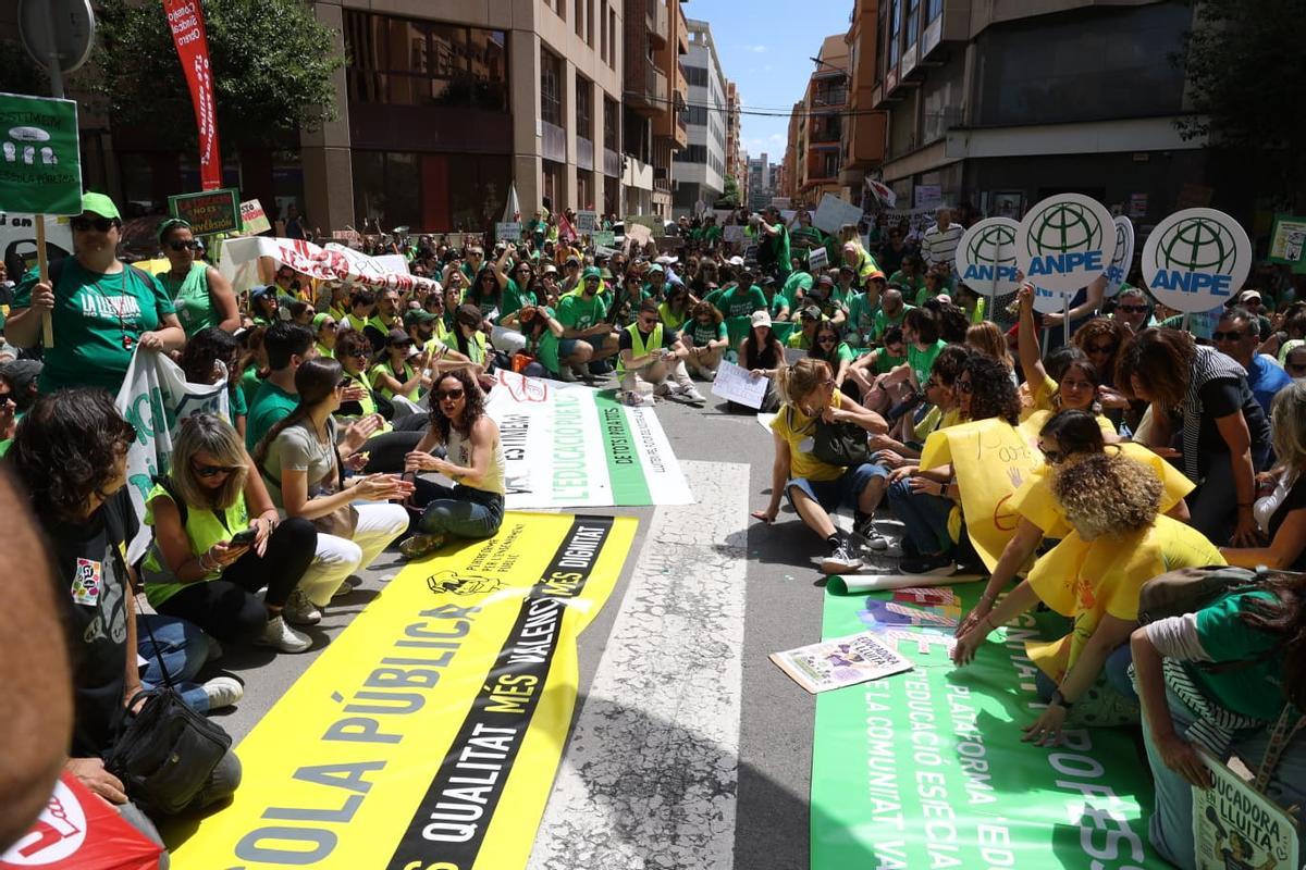 Protesta de los profesores frente a la sede territorial de Educación en Alicante