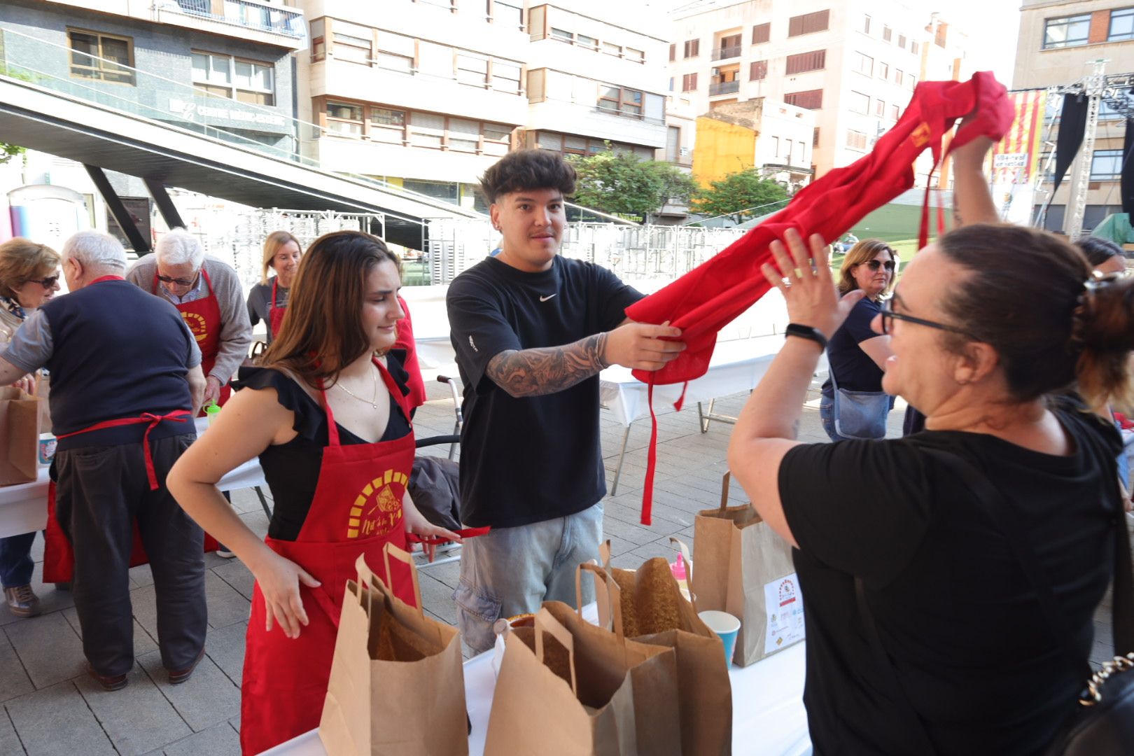 FOTOGALERÍA I Las imágenes de la Nit de la Xulla y del encuentro de elaboración de allioli de las fiestas de Vila-real