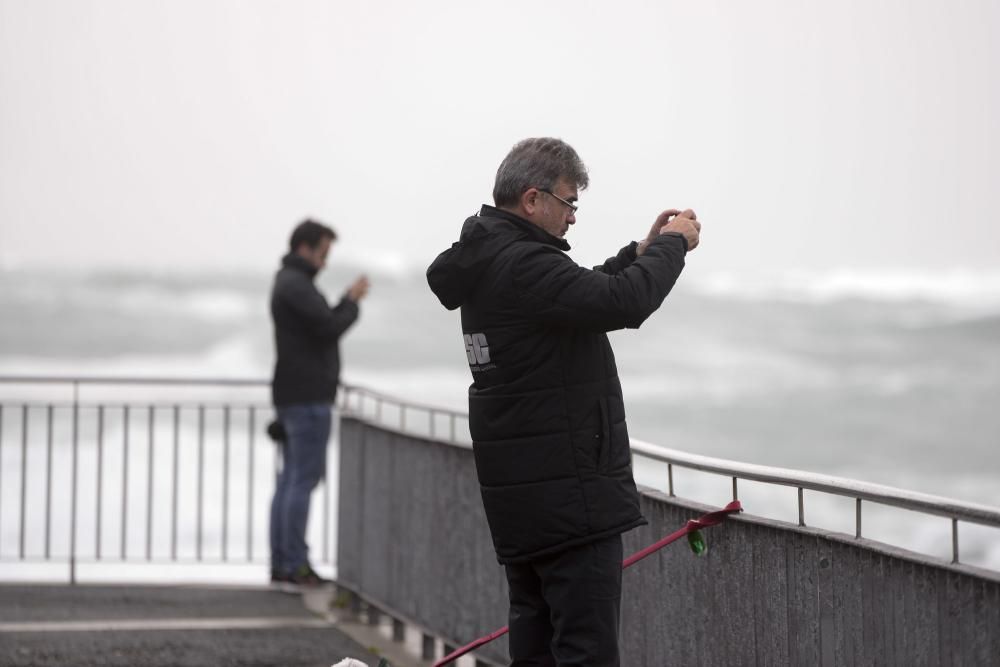 Temporal con alerta roja en la costa de A Coruña