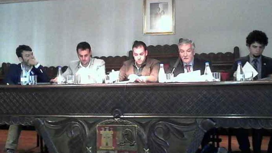 Del Bien (segundo por la izquierda) prepara su intervención en el encuentro de Conjuntos Históricos.