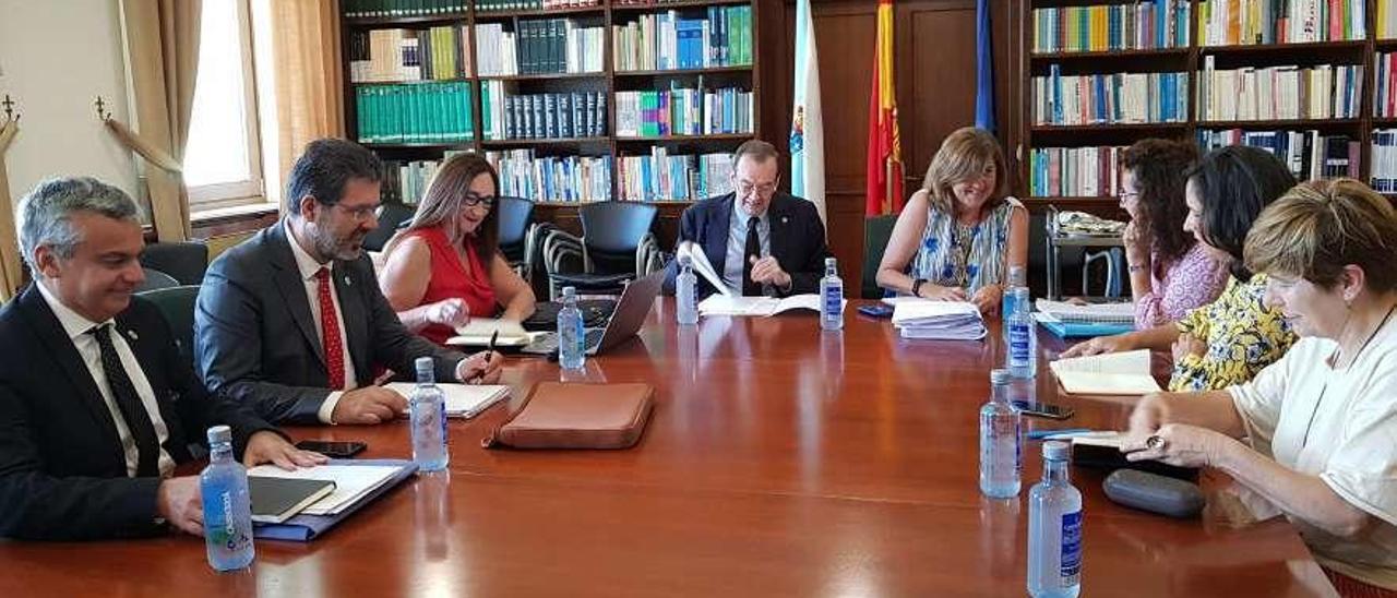 El secretario xeral de Universidades y los vicerrectores gallegos, ayer, durante su reunión. // FdV