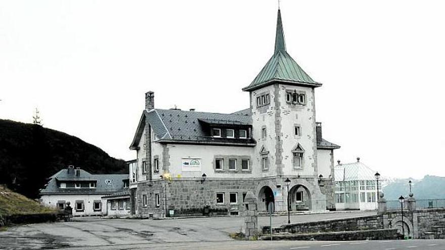 El edificio del antiguo parador de Pajares.