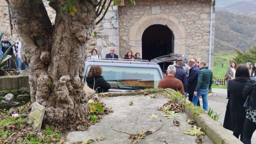 Pelúgano llora a Josefina, la mujer fallecida en un accidente de tráfico en Aller: &quot;Es horrible, una tragedia muy grande&quot;
