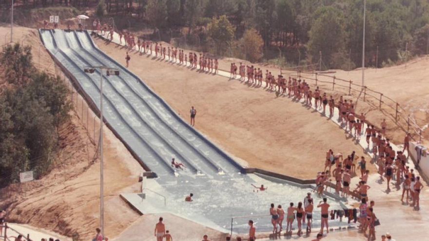 Cua per accedir a una zona de tobogans a Water World, l’any 1985.