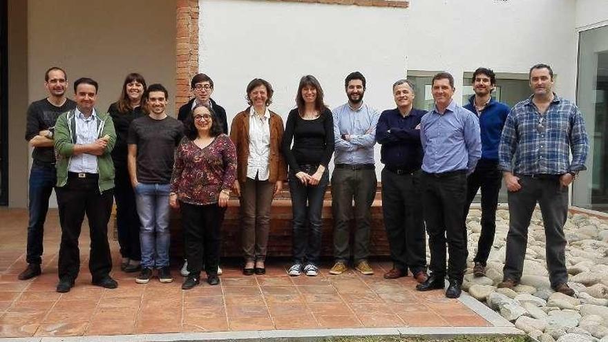 El equipo de investigadores, con Fernández-Real (cuarto por la derecha).