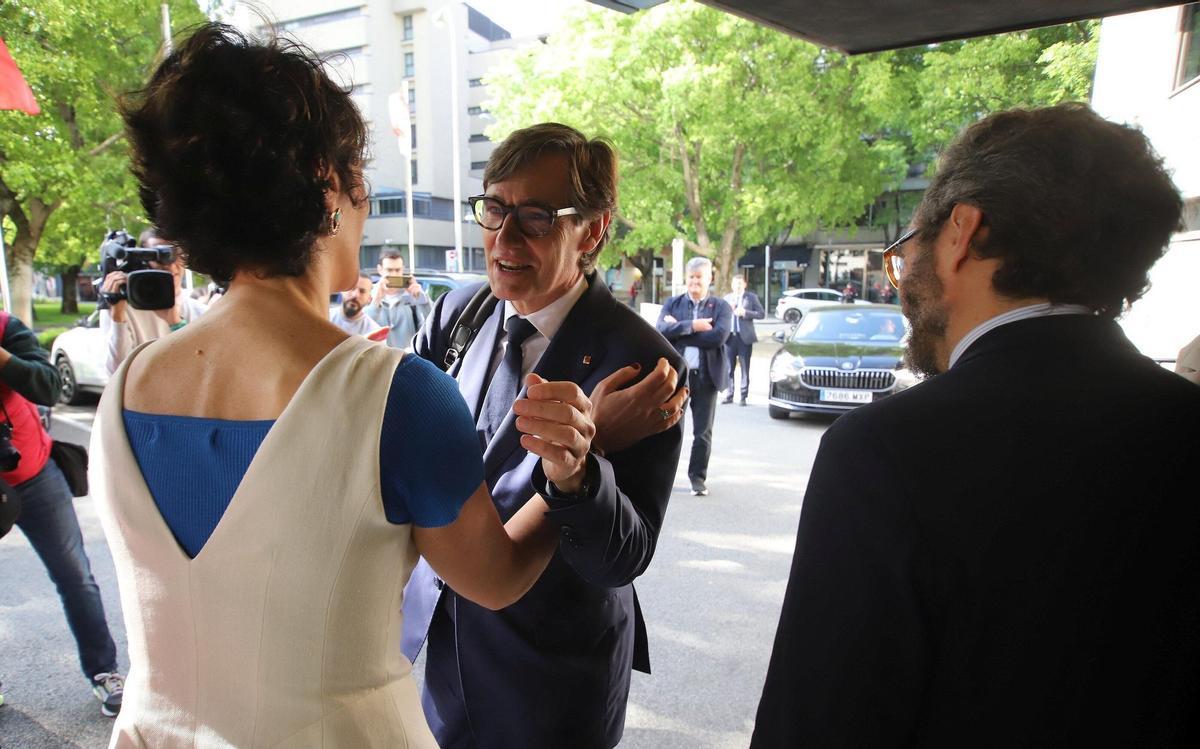 Desayuno informativo con Salvador Illa en Pamplona organizado por Diario de Noticias y EL PERIÓDICO. En la imagen, la ministra Elma Saiz saluda a Salvador Illa, presidente de la Generalitat, a su llegada, en presencia de Aitor Moll, consejero delegado de Prensa Ibérica.