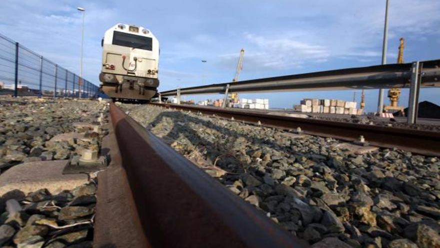 Llegada de un tren de mercancías a la estación del puerto de Alicante, donde las circulaciones son hoy por hoy escasas.