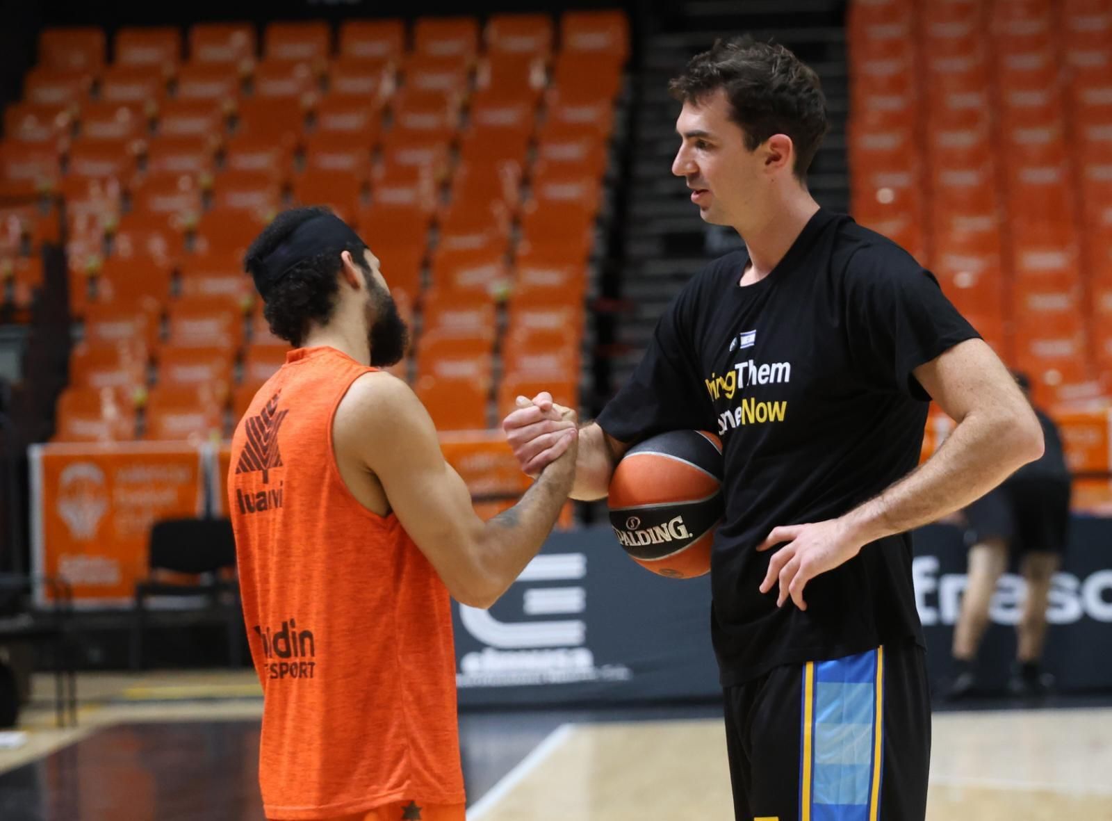Calentamiento del Maccabi con un mensaje en la camiseta "Bring them home now"