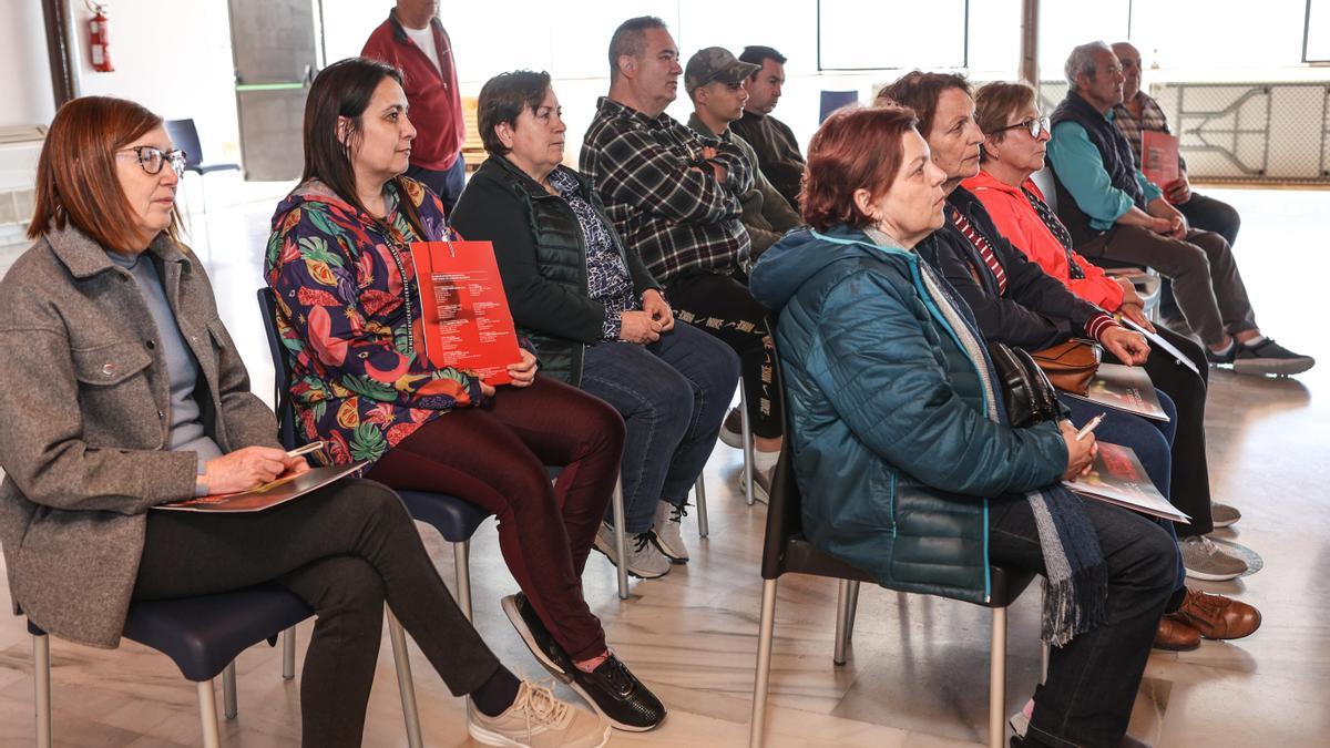 Hilario Calabuig, presidente del Consejo Regulador, explica a los asistentes los procesos de cultivo y recogida a mano de cerezas.