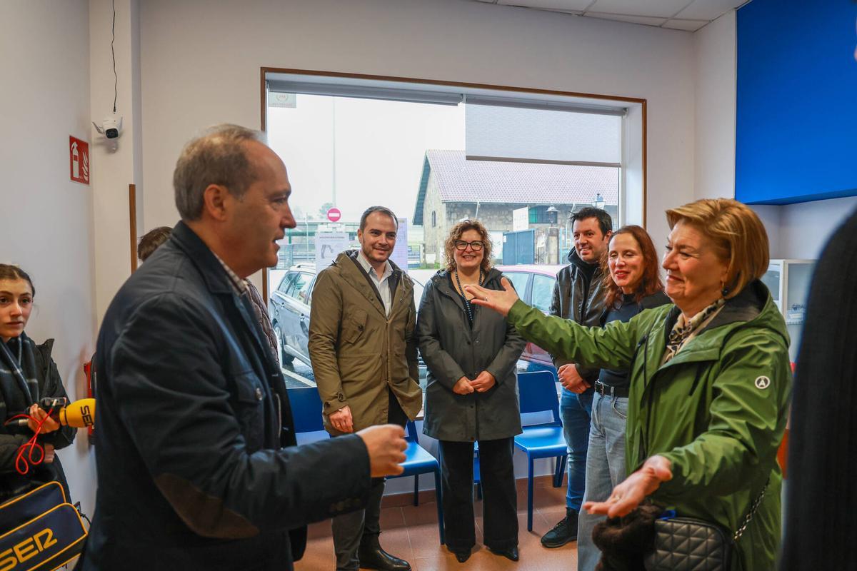 Agustín Reguera junto a Ana Granja durante la visita a Vilagarcía.
