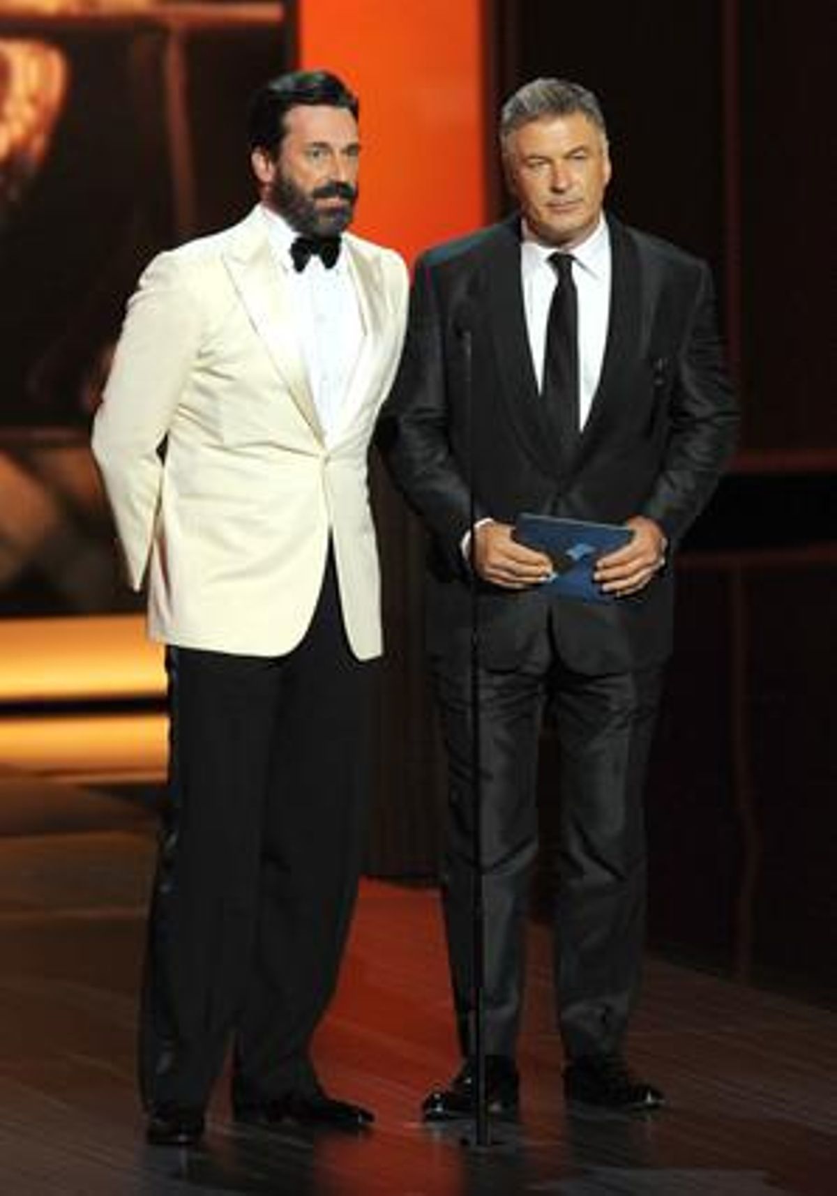 Els actors Jon Hamm i Alec Baldwin, intervenint en la gala.