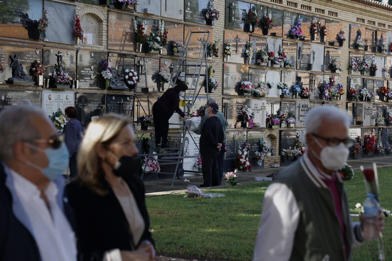 Lleno en los cementerios para honrar a los difuntos el Día de Todos los Santos