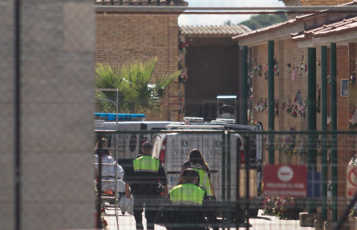 Levantamiento de uno de los cadáveres tras el tiroteo en el cementerio de Torrent en 2021.