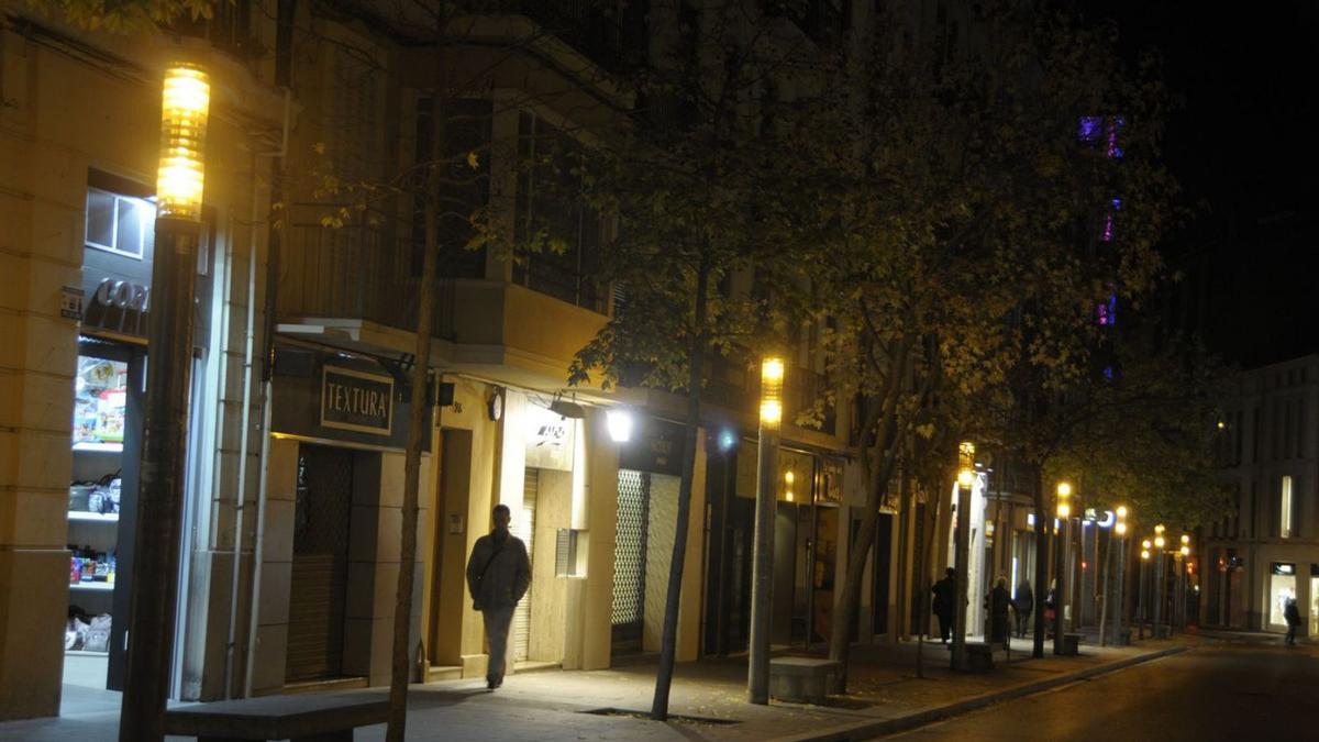 El carrer Guimerà de Manresa, de nit, en una imatge d’arxiu | ARXIU/MIREIA ARSO