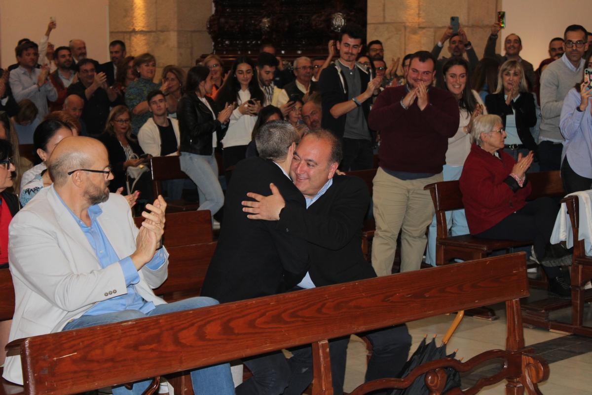 Los candidatos a la presidencia del Paso Azul, Miguel Ángel Peña, y Miguel Comas, en el primer banco de San Francisco, seguían el escrutinio junto y a su término se abrazaban.