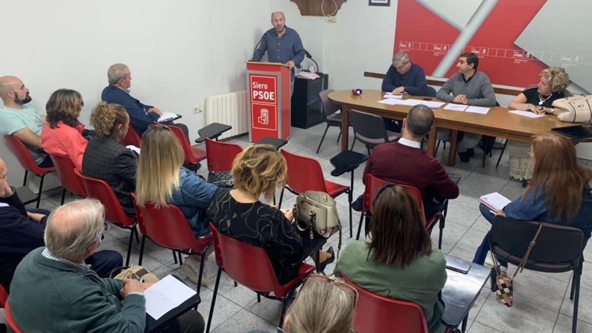 Un momento de la asamblea celebrada ayer en la Casa del Pueblo de la Pola, durante la intervención de Juan Cofiño, en el atril.