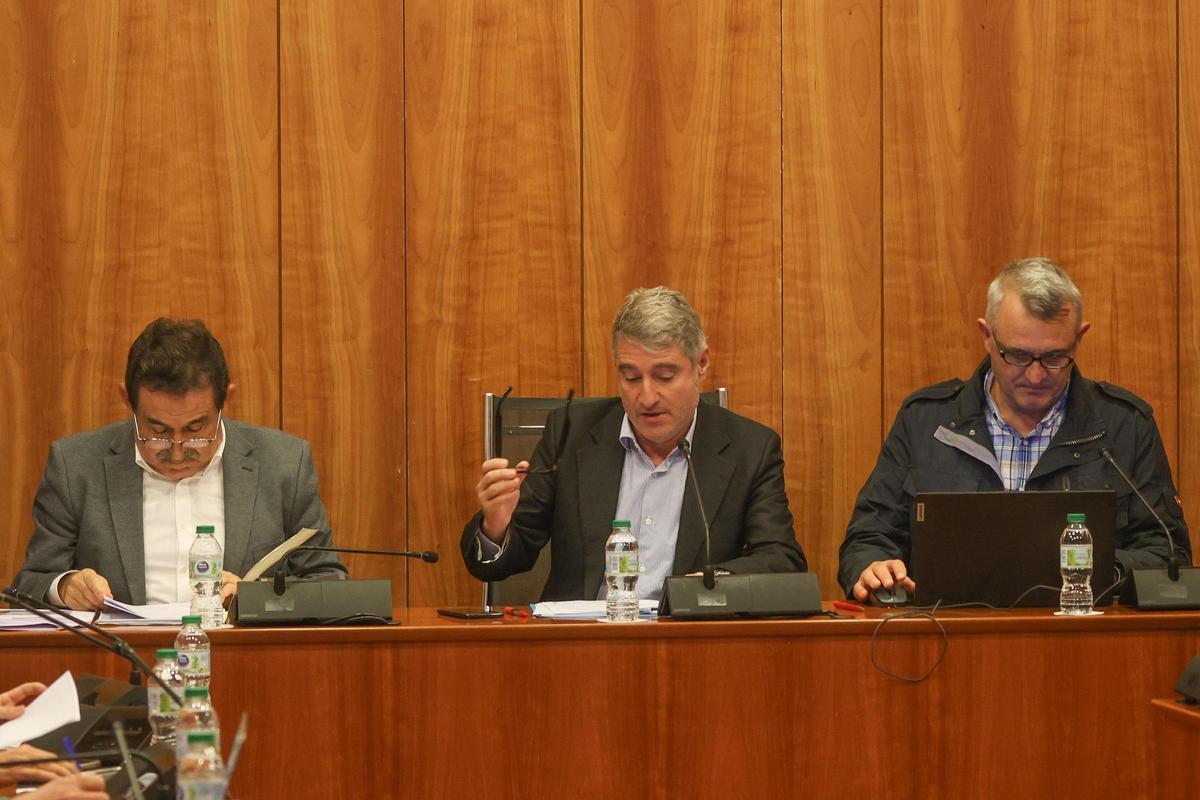 El alcalde, el popular Pepe Vegara, y, a la izquierda de la imagen, el portavoz de Vox, Manuel Mestre.