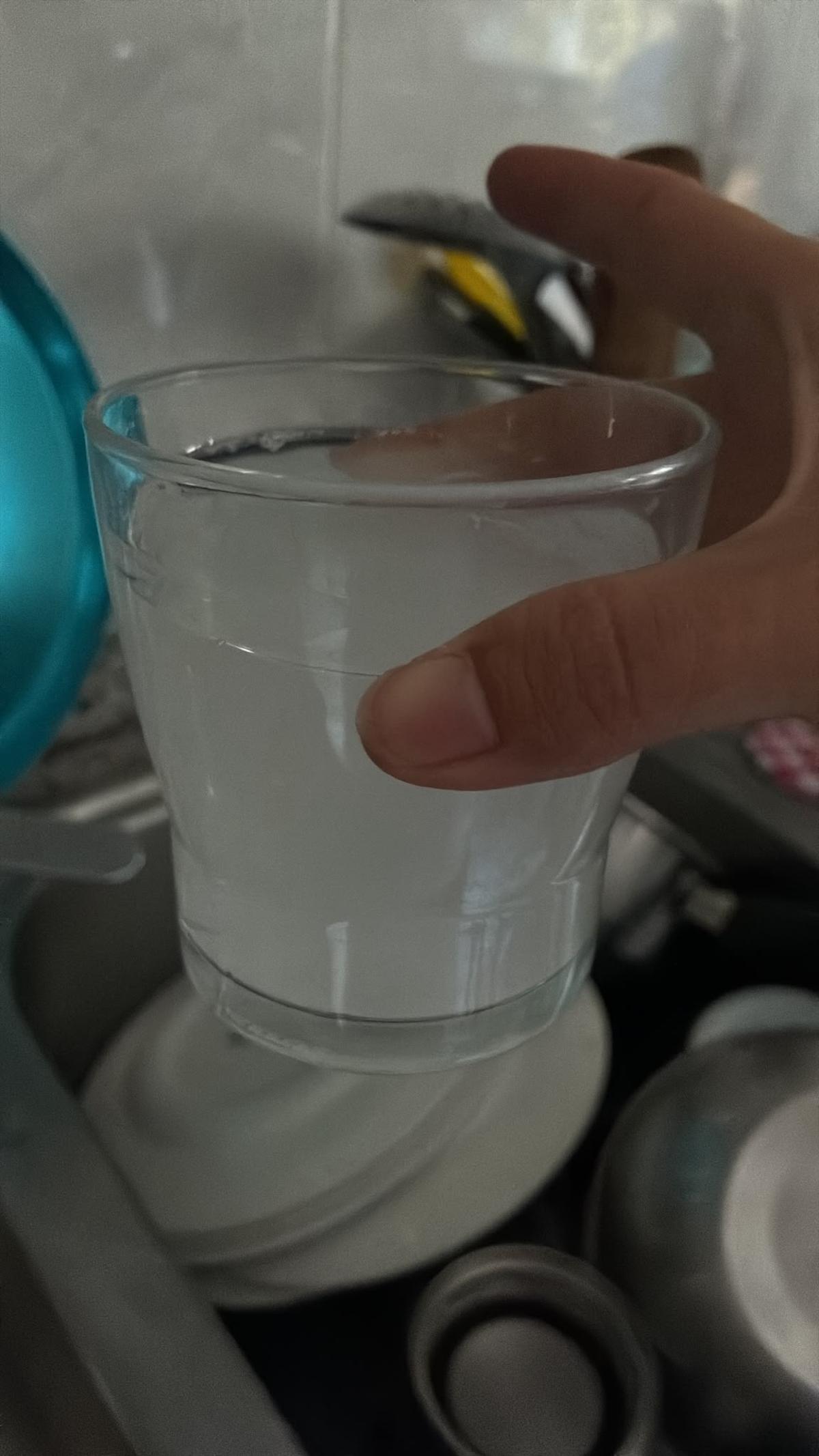 Estado con el que llegaba el agua a un hogar de Cesuras hoy a las ocho de la tarde.