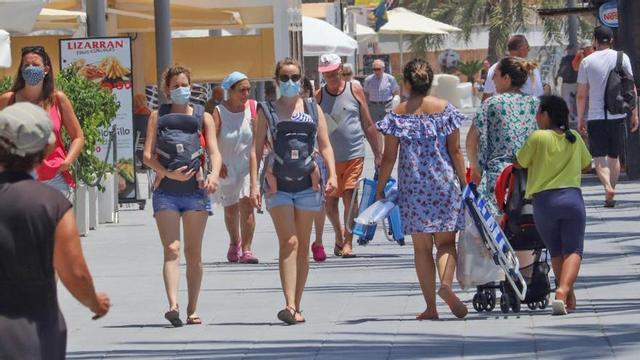 Gente paseando por Torrevieja