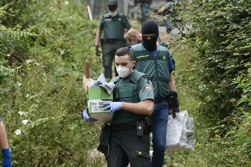 Medio centenar de agentes de la Guardia Civil acudieron este miércoles al poblado en el marco del operativo. // Rafa Vázquez