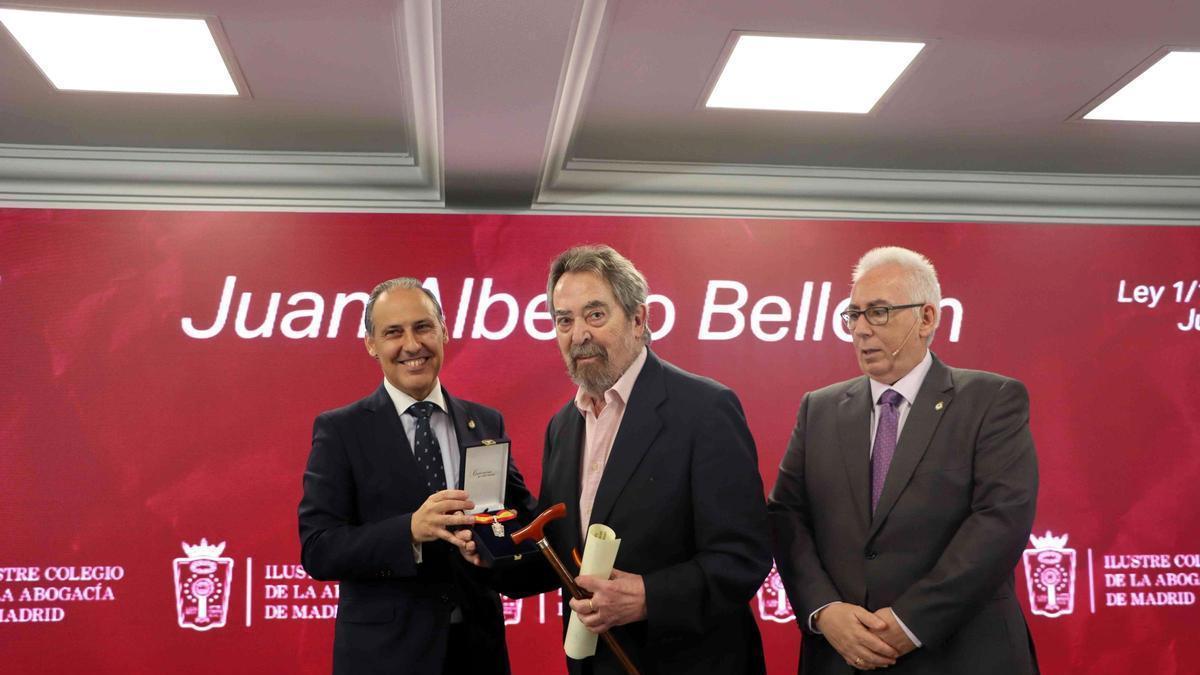 Juan Alberto Belloch recibe la Encomienda de la Hermandad del ICAM.