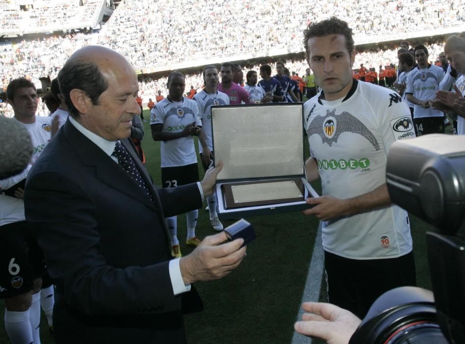 Placa homenaje por su último partido con el Valencia CF, de manos de Llorente