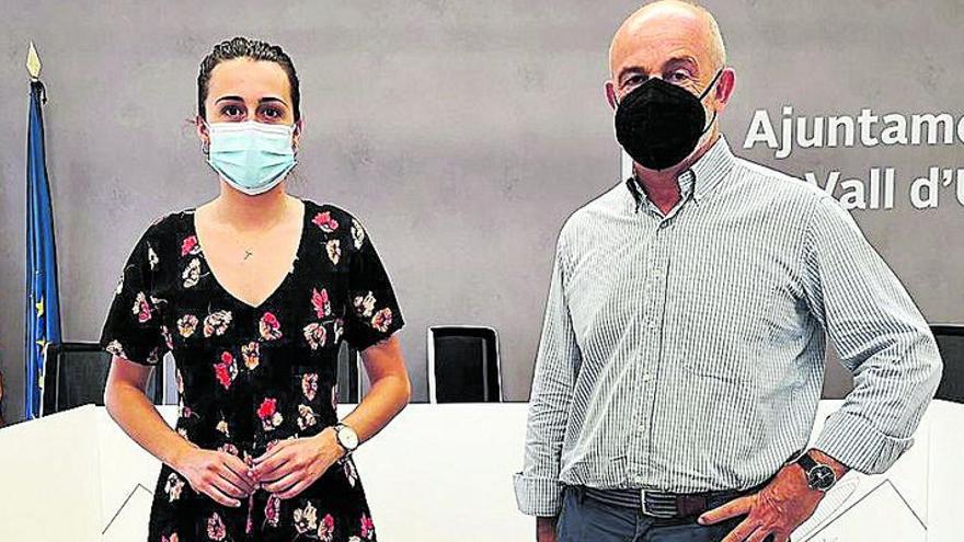 La alcaldesa de la Vall d&#039;Uixó, Tania Baños, y el gerente de la adjudicataria, Olympia.