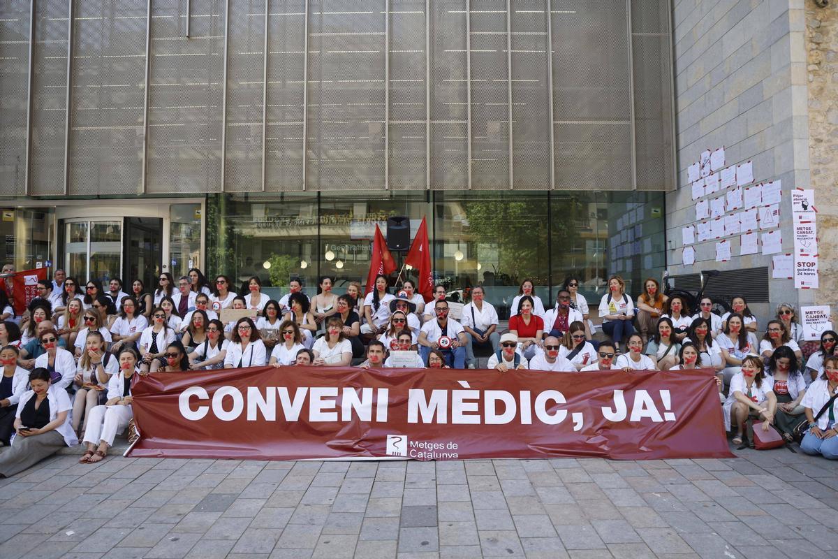 Girona. Manifestacio dels metges amb motiu de la vaga. Boca tancada. Pancarta "Conveni medic ja"