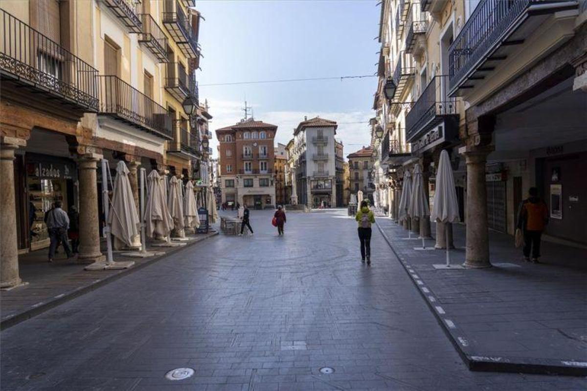 Calles vacías y aplausos solidarios