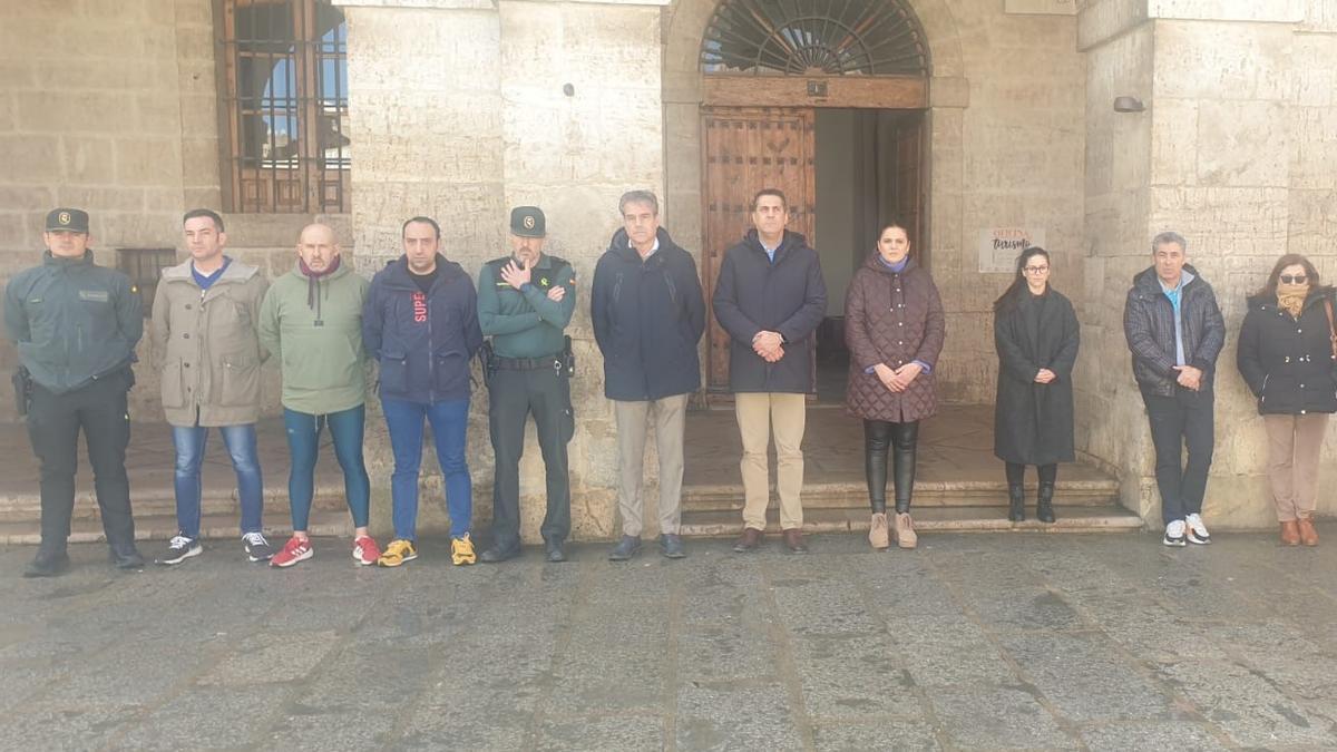 Autoridades, guardias civiles y vecinos, en la concentración silenciosa