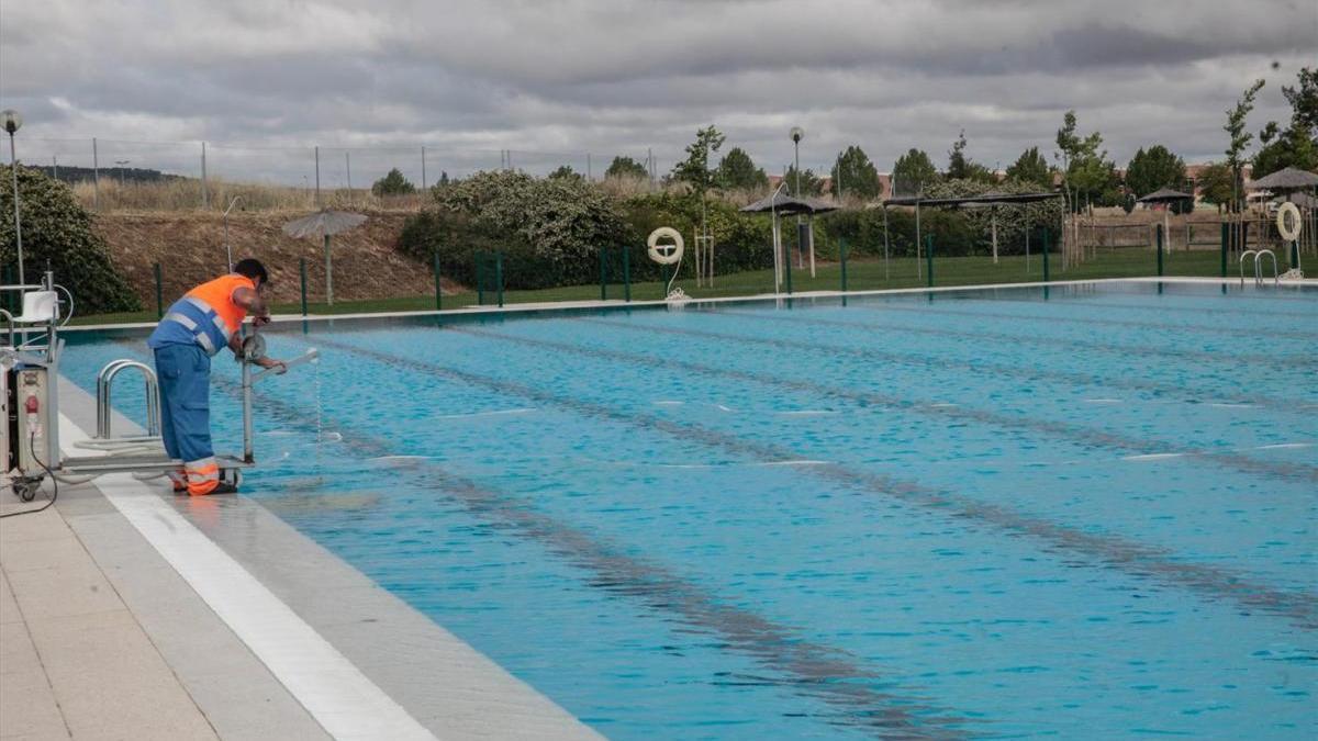 Las piscinas municipales de Cáceres abren el 19 de junio, pero el mercadillo sigue a la espera