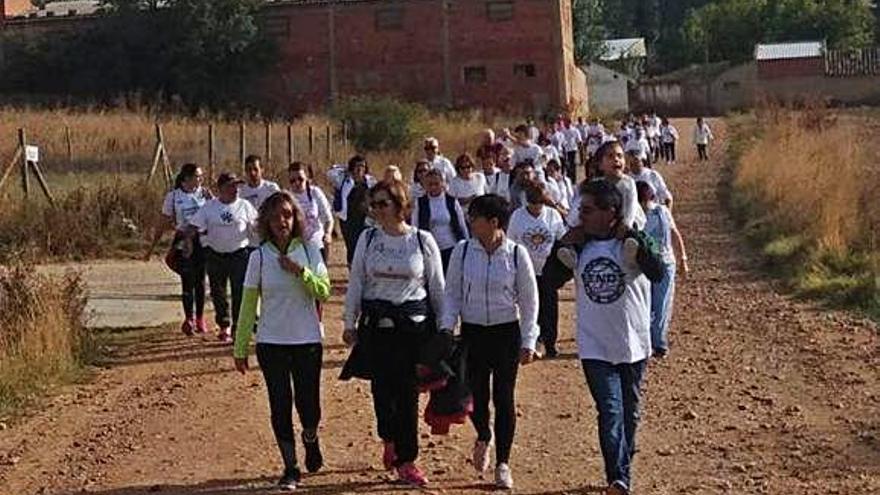 Participantes en la primera edición de la marcha de Vezdemarbán.