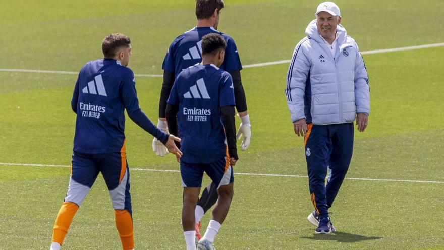 Ancelotti sonríe durante el entrenamiento de ayer en Madrid. | Efe