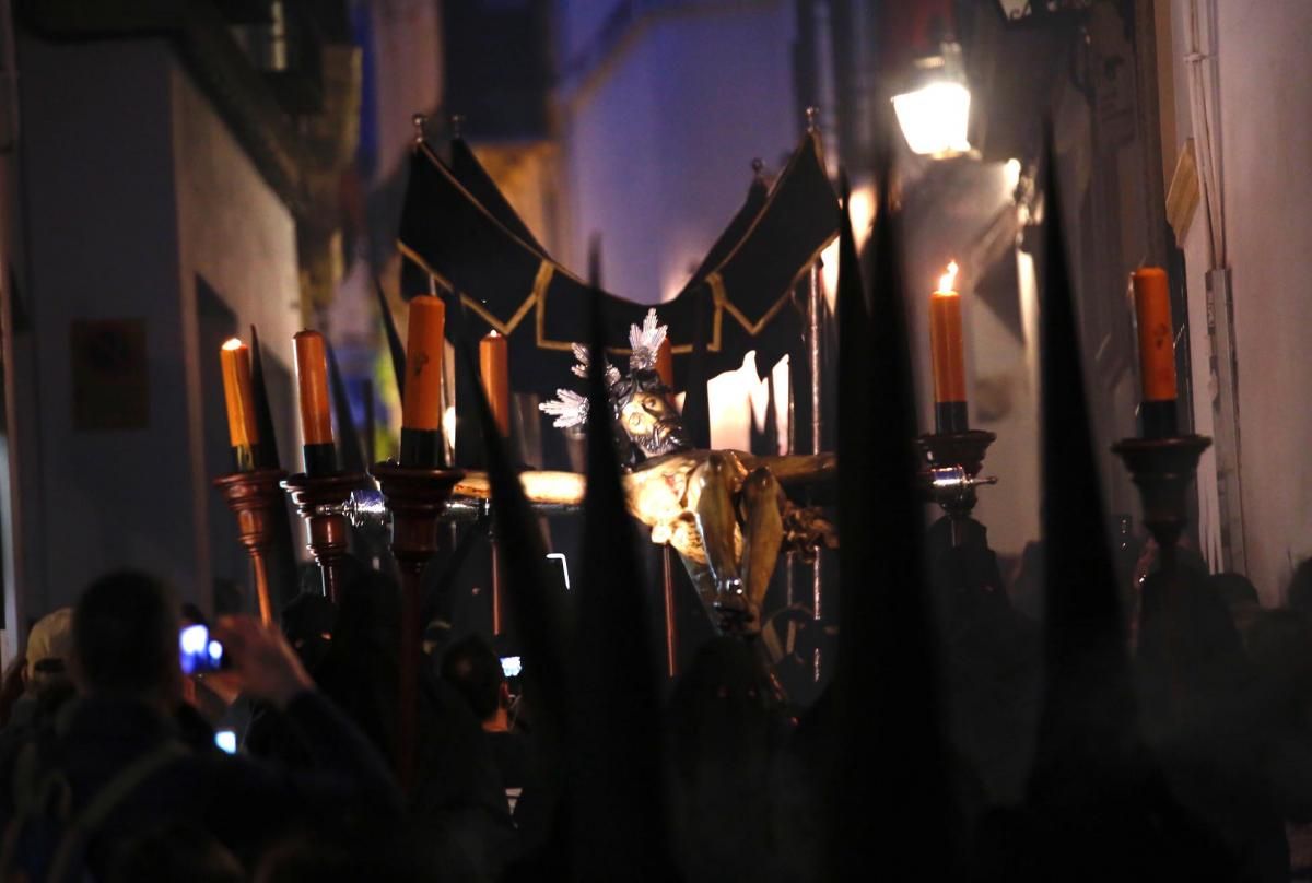 El Vía Crucis pone recogimiento a la noche cordobesa