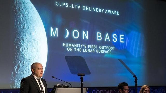 Carlos García Galán, de pie, junto al jefe de la NASA, Jared Isaacman, y Lori Glaze, administradora asociada, en un reciente evento en Washington.