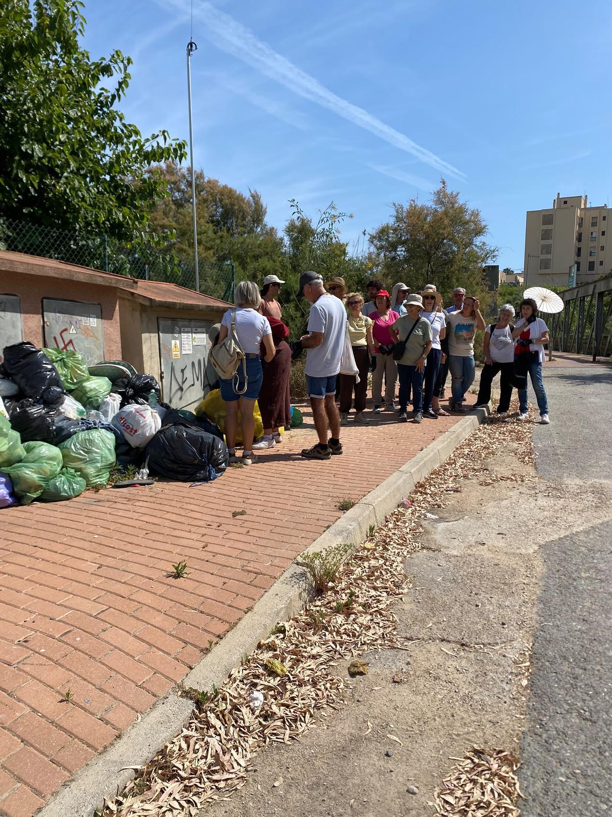 Durante el recorrido, los participantes han recogido basuraleza.