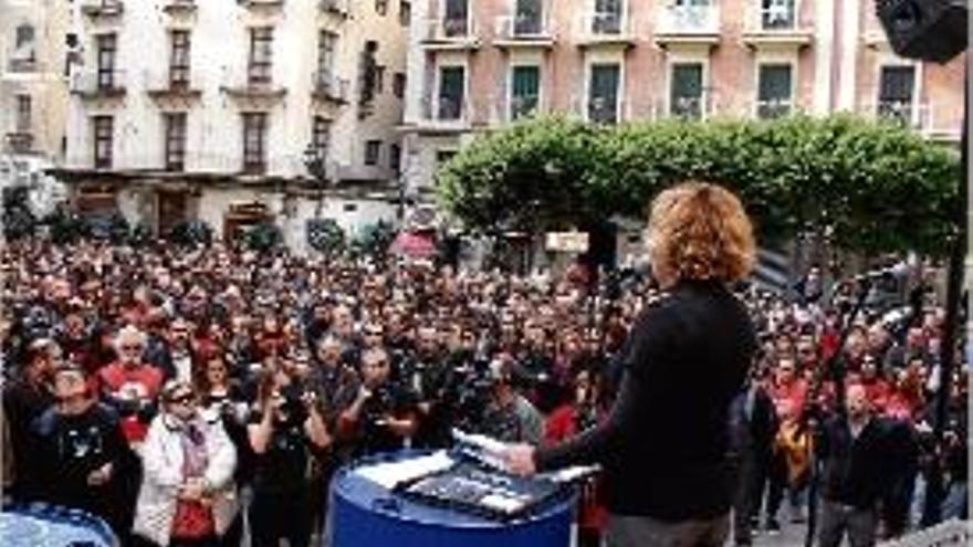 Centenars de persones es van concentrar davant de la Generalitat.