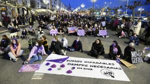 Archivo - Un grupo de mujeres sentadas en el suelo en una manifestación por el 8M