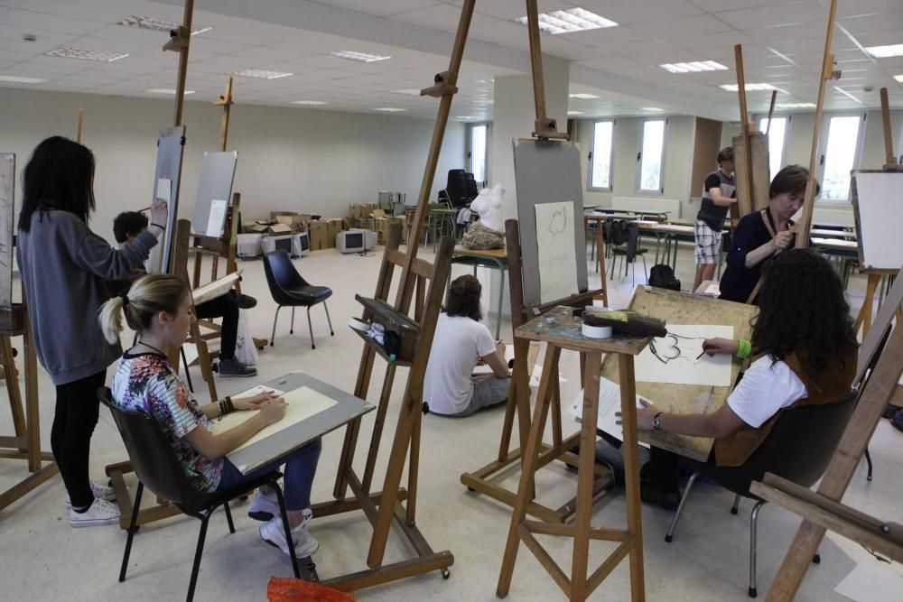 Alumnos del IES de la Laboral haciendo el examen de Dibujo Artístico en le PAU