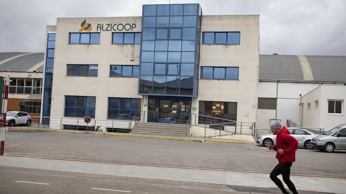 Exterior de las instalaciones de la cooperativa de Alzira, en una imagen de archivo.