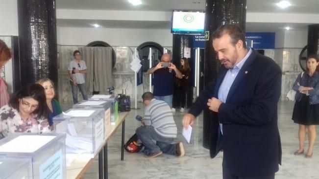 El candidato Rafael Robaina ejerce su derecho al voto.