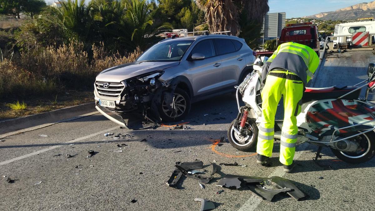 El coche y la moto, antes de retirarlos la grúa