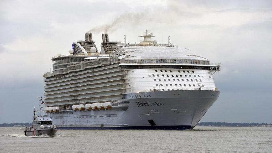 Una jubilada se tira al mar para alcanzar su crucero.