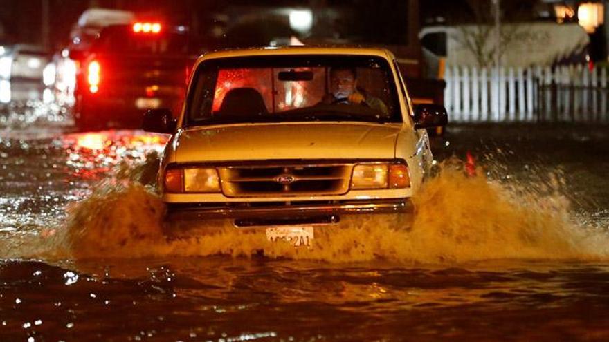 Las inundaciones obligan a evacuar a centenares de personas en California