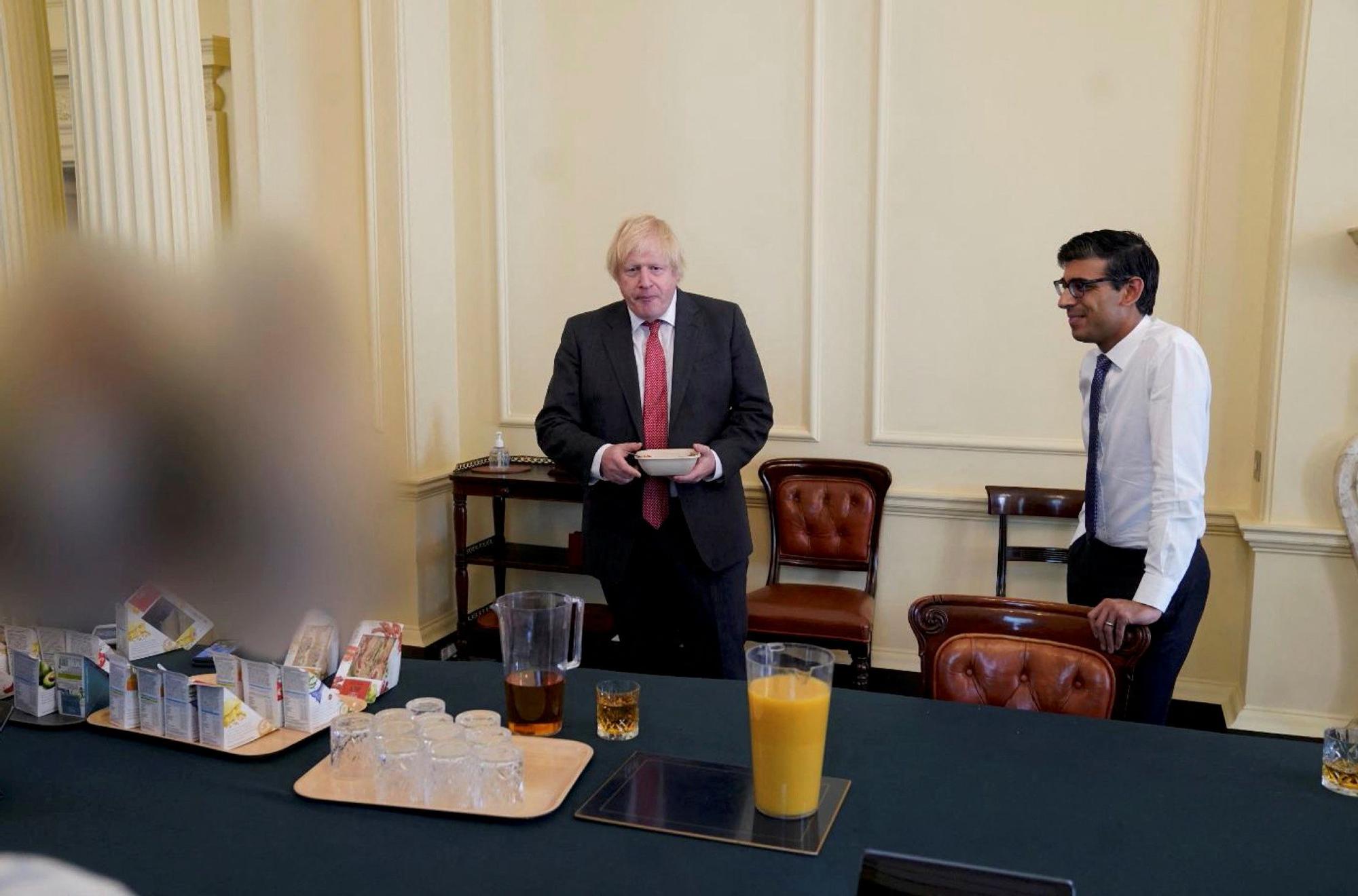 El primer ministro británico, Boris Johnson, durante su fiesta de cumpleaños en plena pandemia, el 19 de junio de 2020.