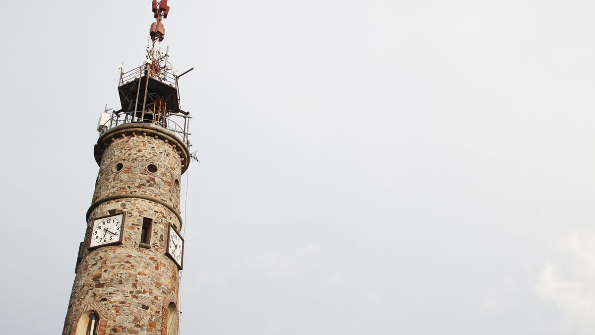 Torre del Trabajo, con las antenas, en la plaza de Italia (Antonio Canales).