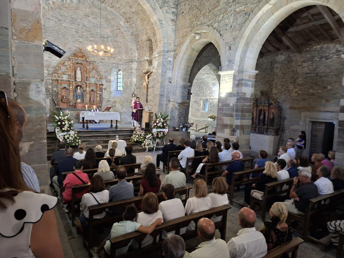 En imágenes: La iglesia de Santa María, en Villanueva, se llena para dar el último adiós a Enrique López En imágenes: La iglesia de Santa María, en Villanueva, se llena para dar el último adiós a Enrique López