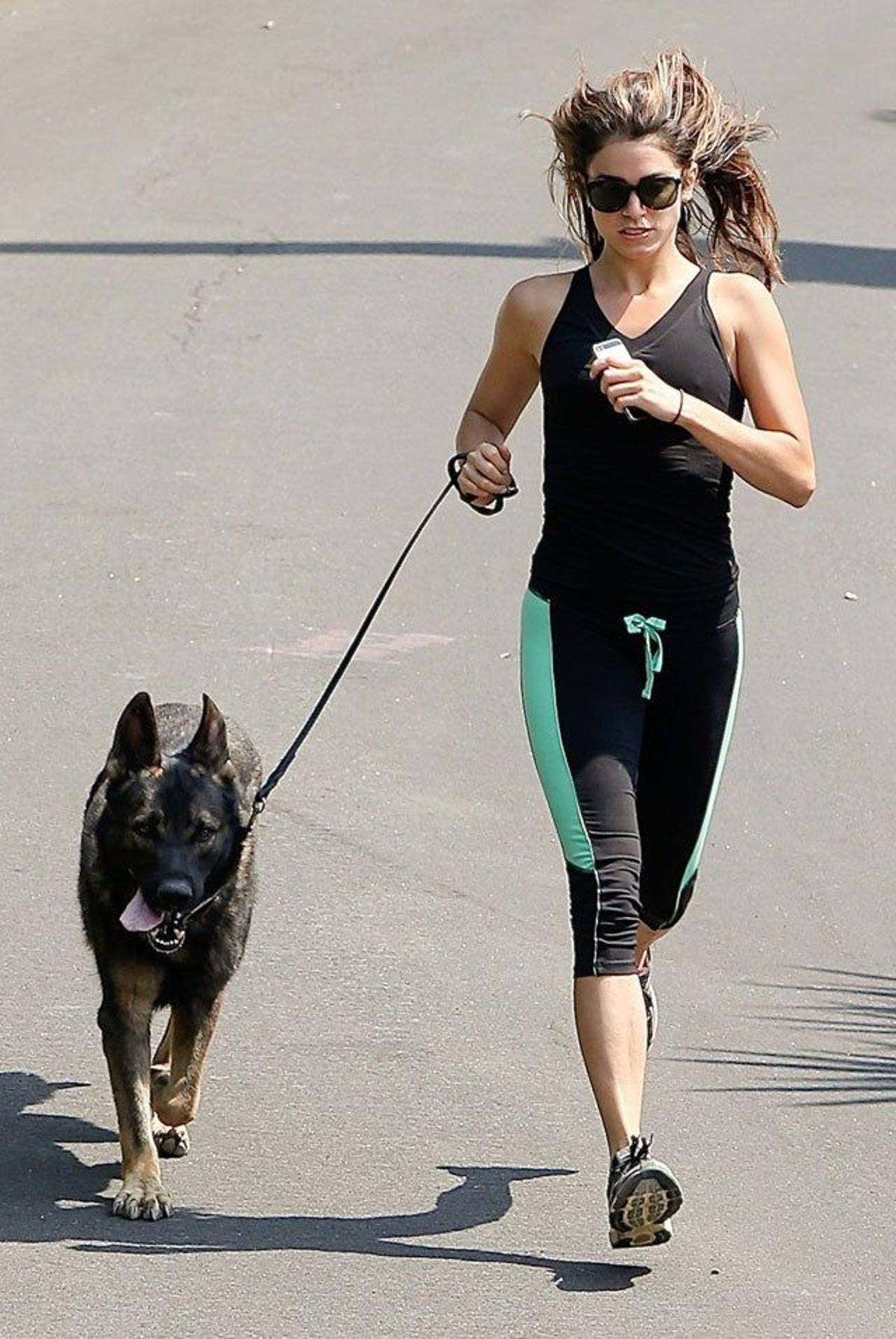 Nicki Reed con su perro